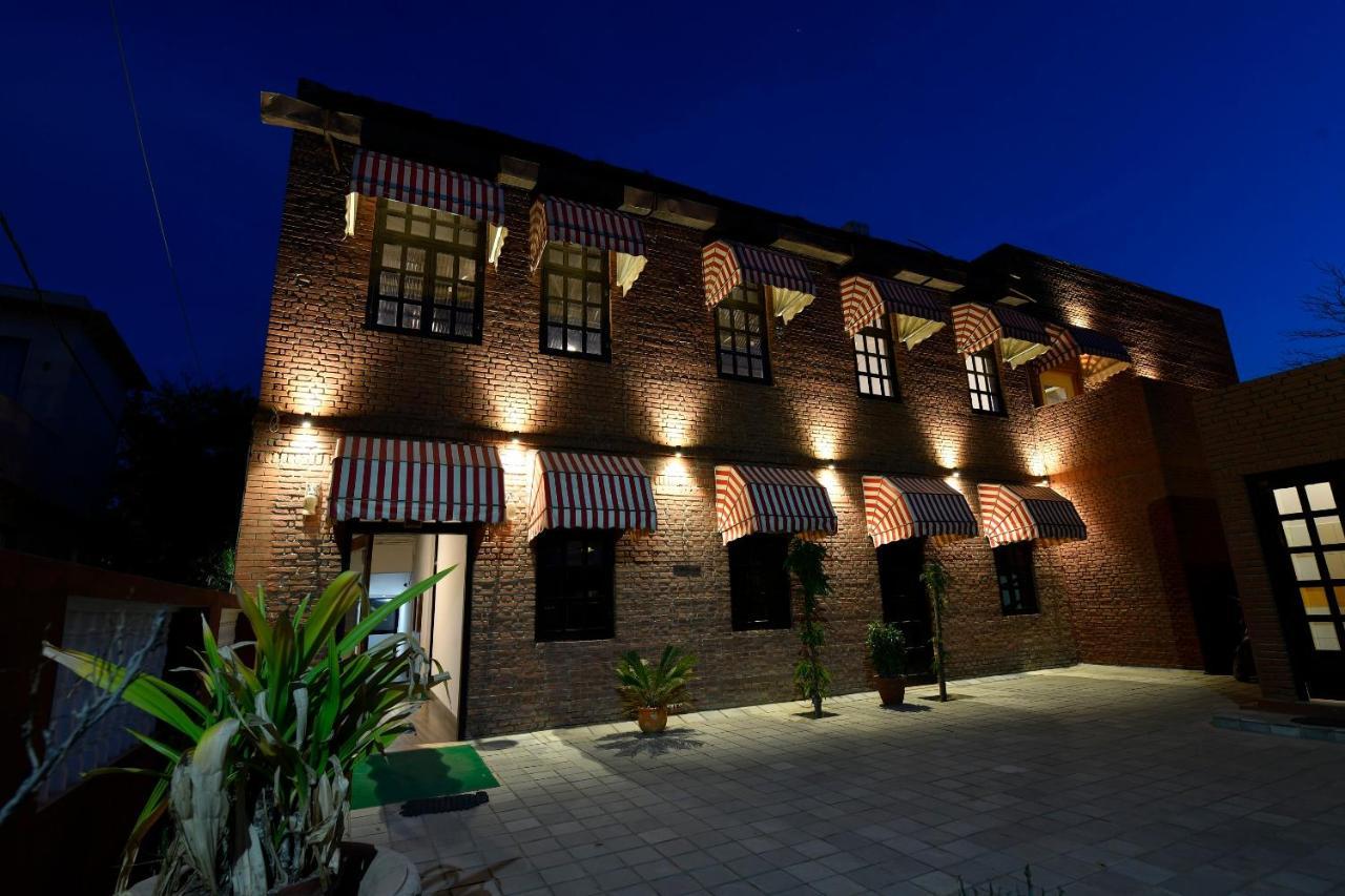 Hotel Sunbird Bharatpur Bagian luar foto