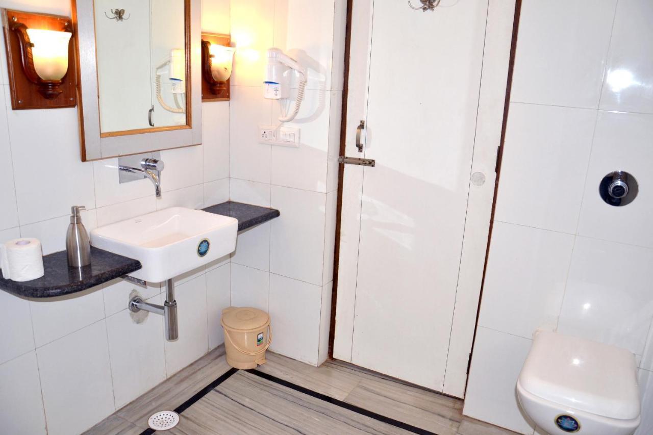 Hotel Sunbird Bharatpur Bagian luar foto