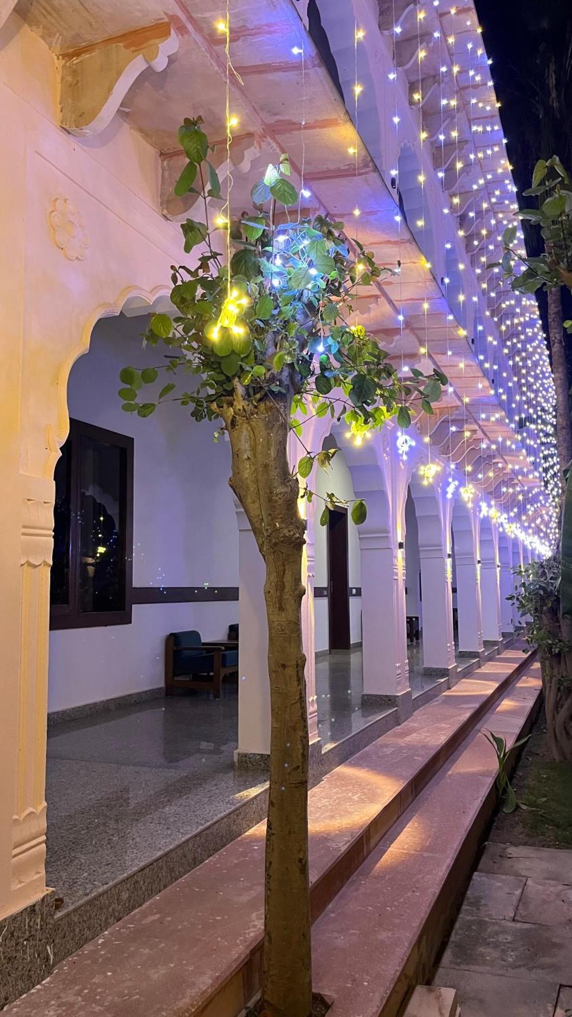 Hotel Sunbird Bharatpur Bagian luar foto